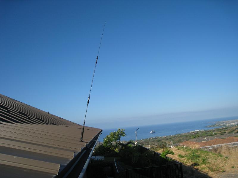 IMG_3919.JPG - Mag mount dual-band mobile antenna on metal roof covers Kailua Kona.
